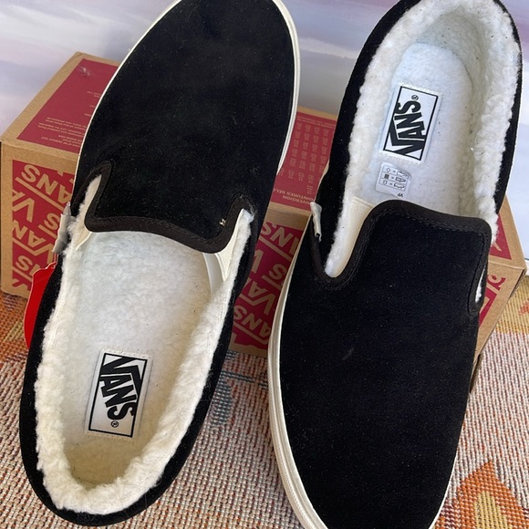 Vans • Men’s Classic Slip-On
Cozy Hug Black
VN0A5A08BM8
Sneakers - Picture 13 of 16